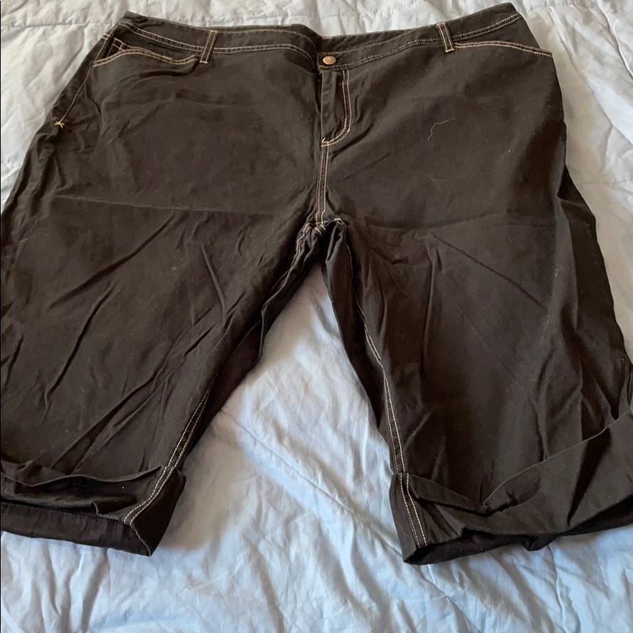 Venezia Cuffed Board Shorts. Size 24.
